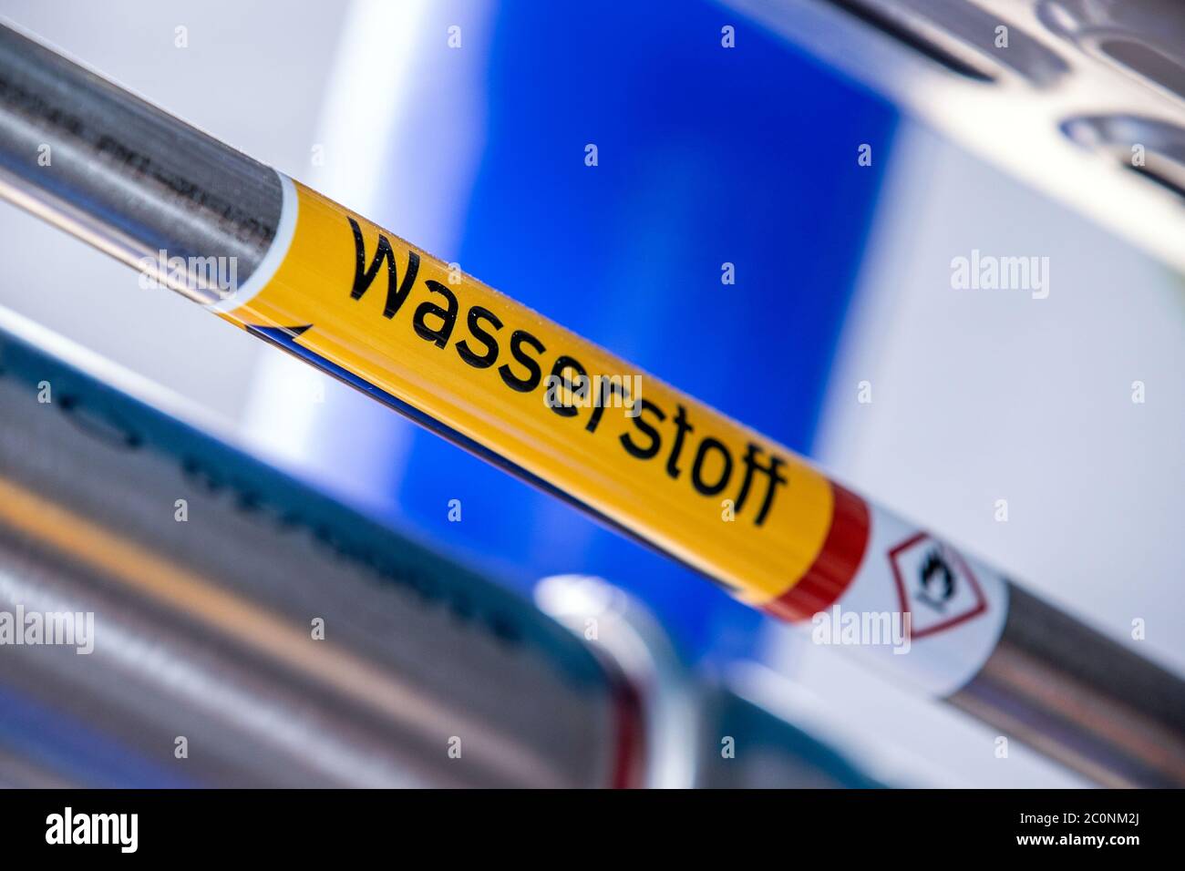 Laage, Deutschland. Juni 2020. In der Brennstoffzelle des größten netzgekoppelten Wasserstoffkraftwerks Europas wurde von der Firma Apex Energy eine Pipeline mit der Aufschrift "Wasserstoff" verlegt. Ab Herbst 2020 wird Apex grüne Energie für Industrie und Gewerbe, Wohnungsunternehmen, den öffentlichen Verkehr oder für die Zwischenspeicherung von Regelenergie liefern. Auf diese Weise können jährlich bis zu 300 Tonnen Wasserstoff aus ausschließlich erneuerbaren Energiequellen erzeugt werden. Quelle: Jens Büttner/dpa-Zentralbild/dpa/Alamy Live News Stockfoto
