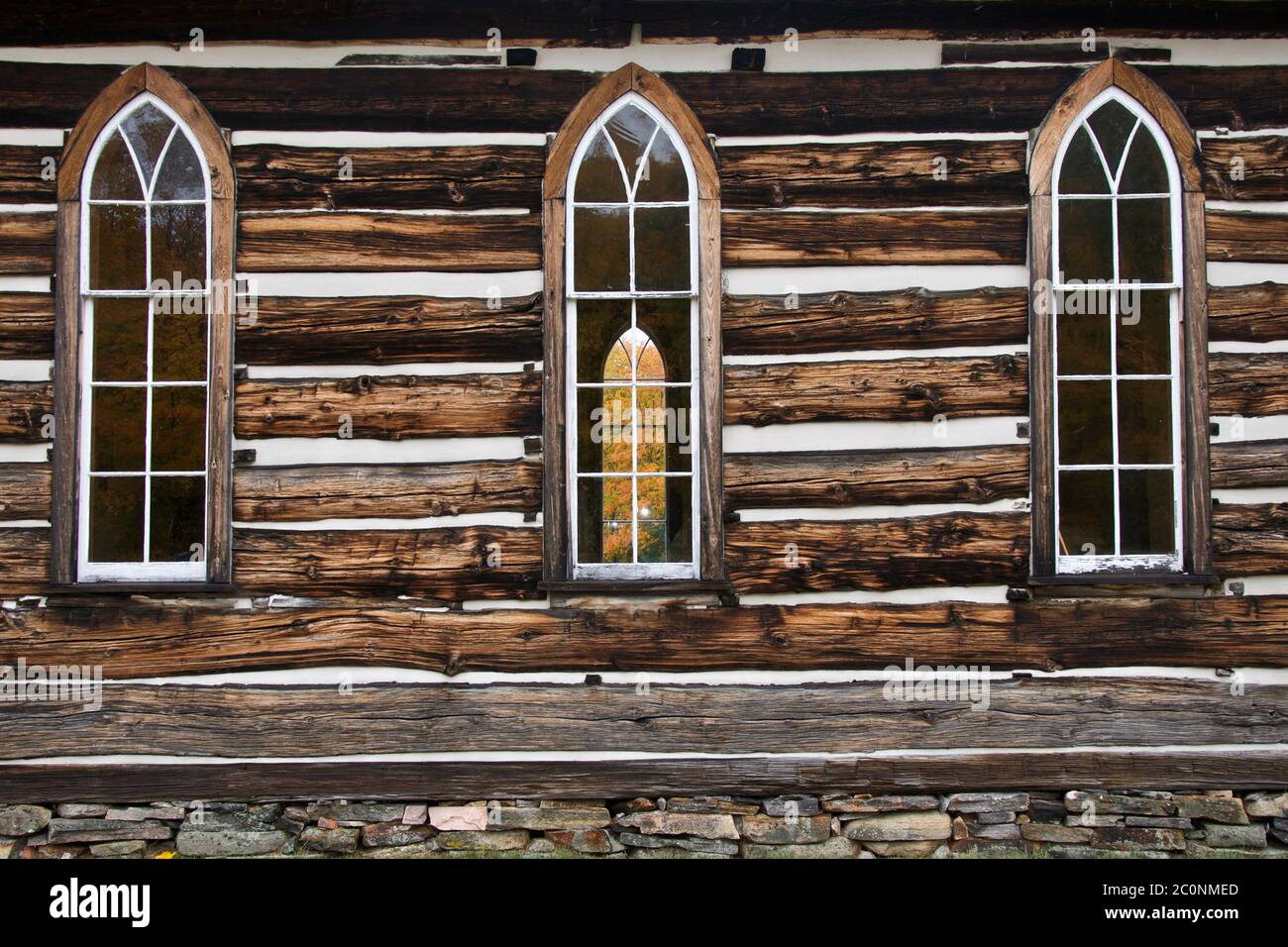 Nahaufnahme des Details der verwitterten Holzhütte Kirche. Stockfoto