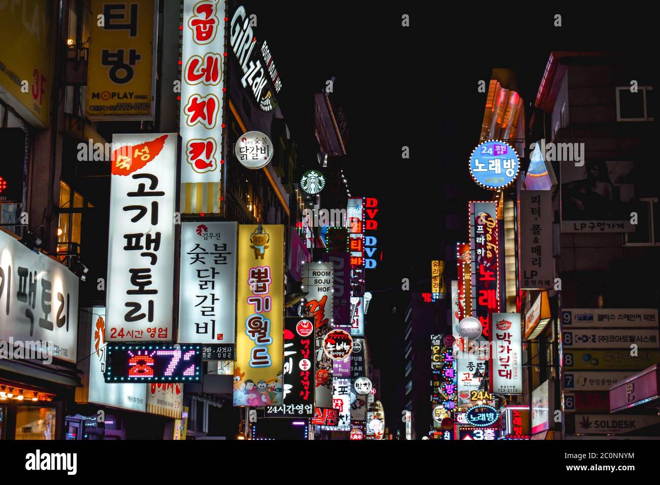 Meer von Neon-Werbetafeln in Myeongdong Seoul Südkorea Stockfoto
