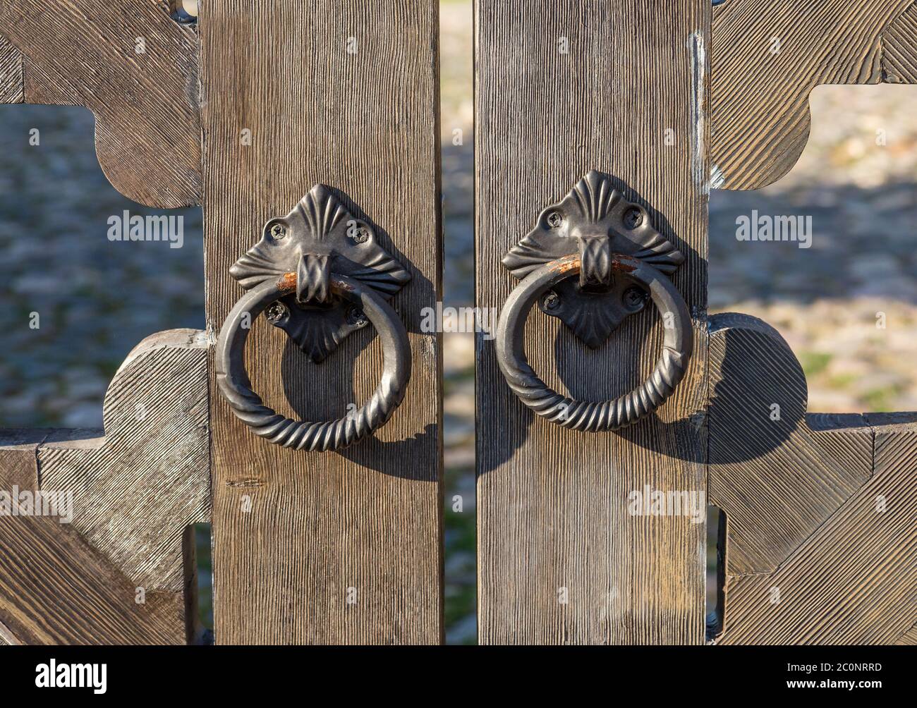 Zwei Türknöpfe aus einfachen Ringen Stockfoto