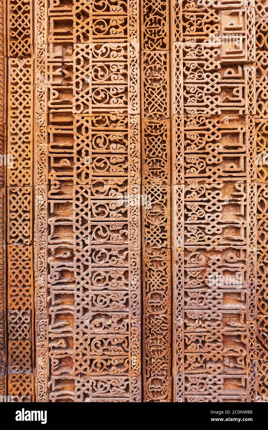 Geschnitzte Außenwand des Adhai Din Ka Jhonpra, einer der ältesten Moscheen Indiens, in Ajmer Stadt in Rajasthan gelegen Stockfoto