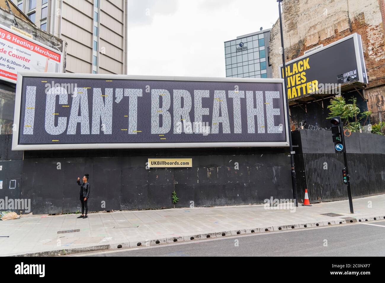 London, Großbritannien. Juni 2020. Eine Plakatwand mit den Namen (einige gelb hervorgehoben, wie Stephen Lawrence und Mark Duggan) von schwarzen Menschen, die durch den "Tod" (in Haft, durch Deportation usw.) getötet wurden, wird auf der westminster Bridge Road enthüllt - sie wurde von Black Lives Matter organisiert, In Zusammenarbeit mit anderen Gruppen wie einer aus Grenfell Turm. Proteste nach dem Tod von George Floyd, in Minneapolis letzte Woche fortgesetzt. Die Lockerung der „Sperre“ für den Coronavirus (Covid 19) Ausbruch in London geht weiter. Kredit: Guy Bell/Alamy Live Nachrichten Stockfoto