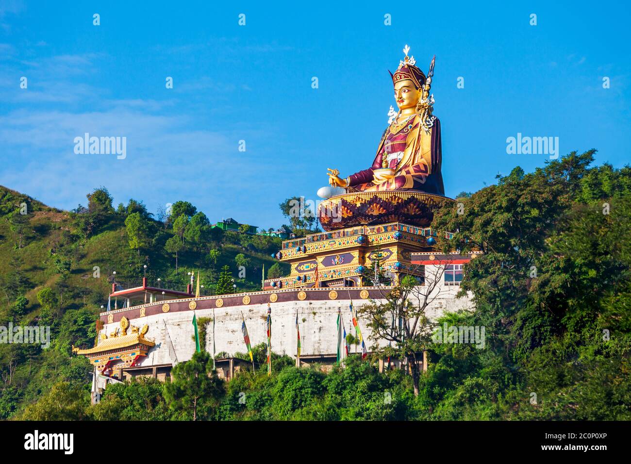 Guru Padmasambhava oder Guru Rinpoche Statue in der Nähe des Mahatma Buddha Tempels in der Stadt Rewalsar, Bundesstaat Himachal Pradesh in Indien Stockfoto