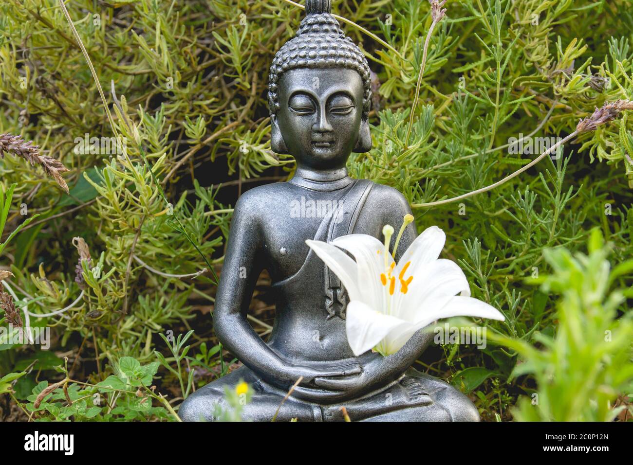 Buddha dekorative Statue in einem Garten Stockfoto