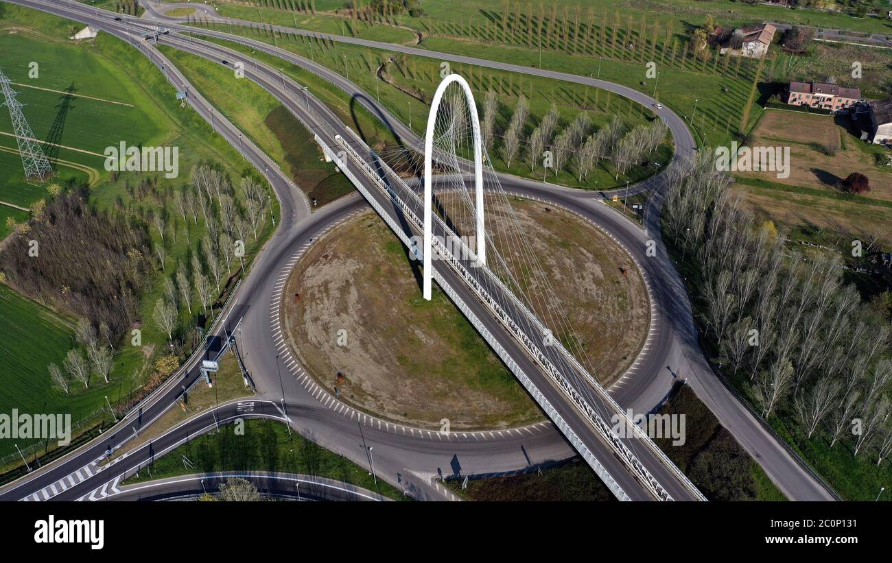 Reggio Emilia / Italien: Luftaufnahme der Kreisverkehr Straße mit wenig Autoverkehr Stockfoto