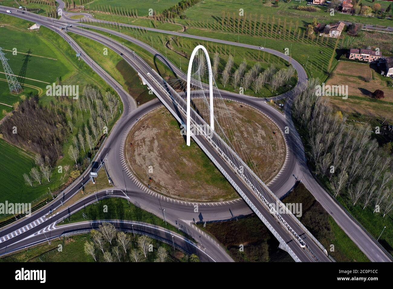 Reggio Emilia / Italien: Luftaufnahme der Kreisverkehr Straße mit wenig Autoverkehr Stockfoto