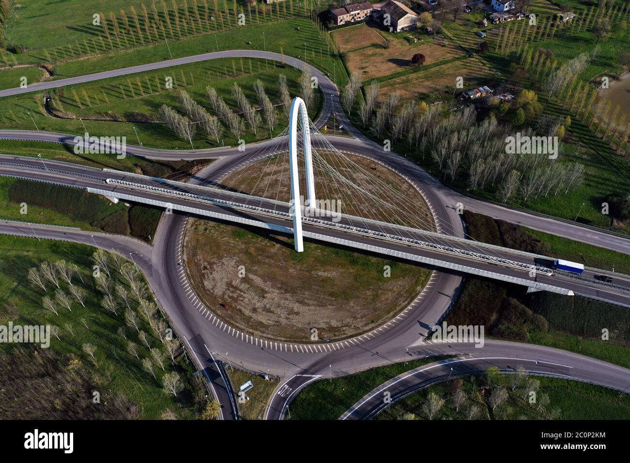 Reggio Emilia / Italien: Luftaufnahme der Kreisverkehr Straße mit wenig Autoverkehr Stockfoto
