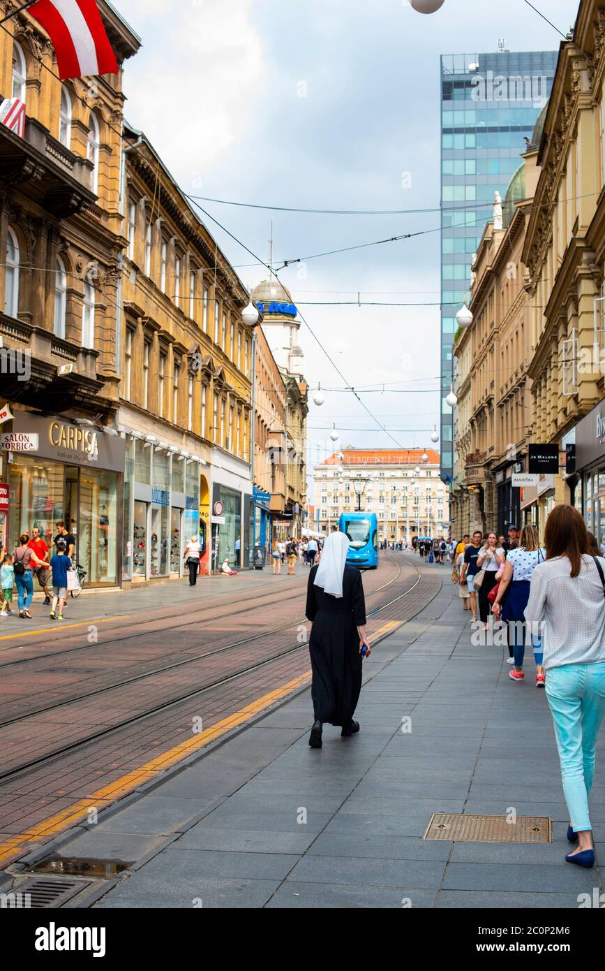 Nonne und Leute, die die Hauptstraße in Zagreb, Kroatien, entlang gehen Stockfoto