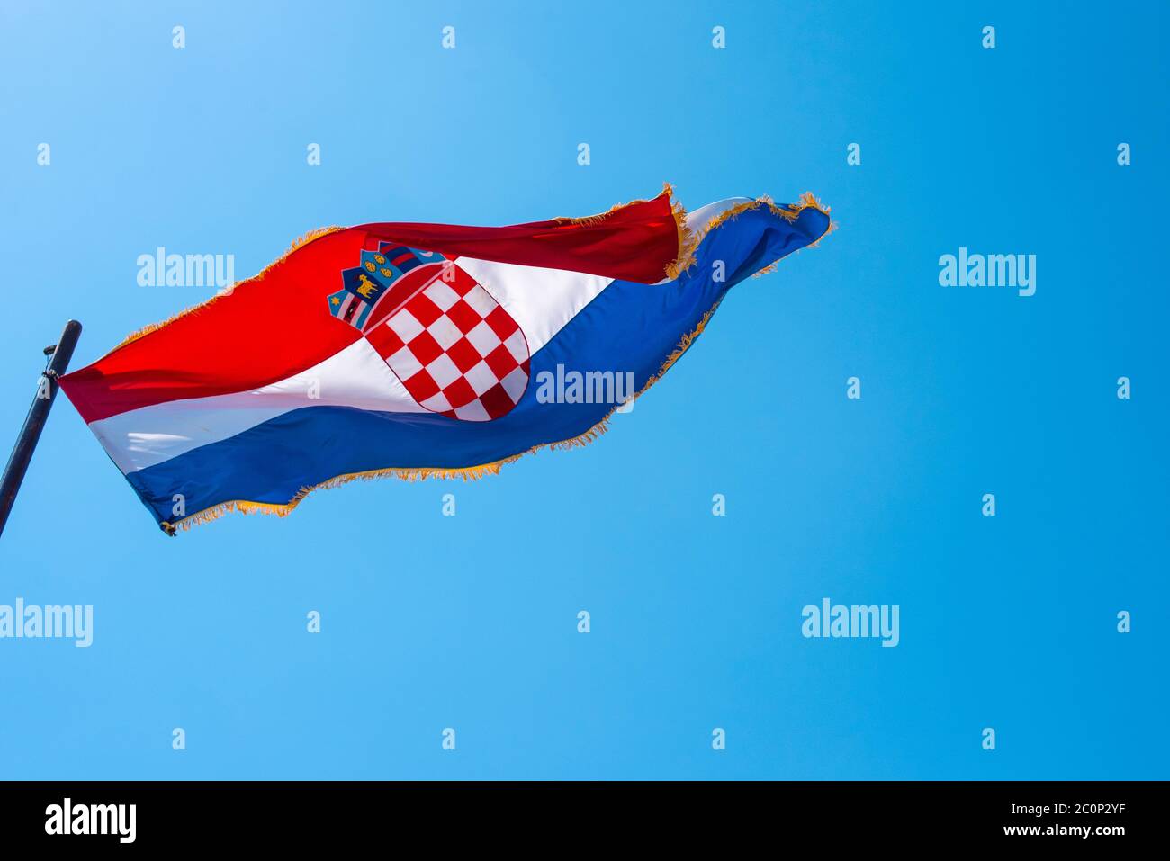 Kroatische Flagge auf blauem Himmel Hintergrund fliegen Stockfoto