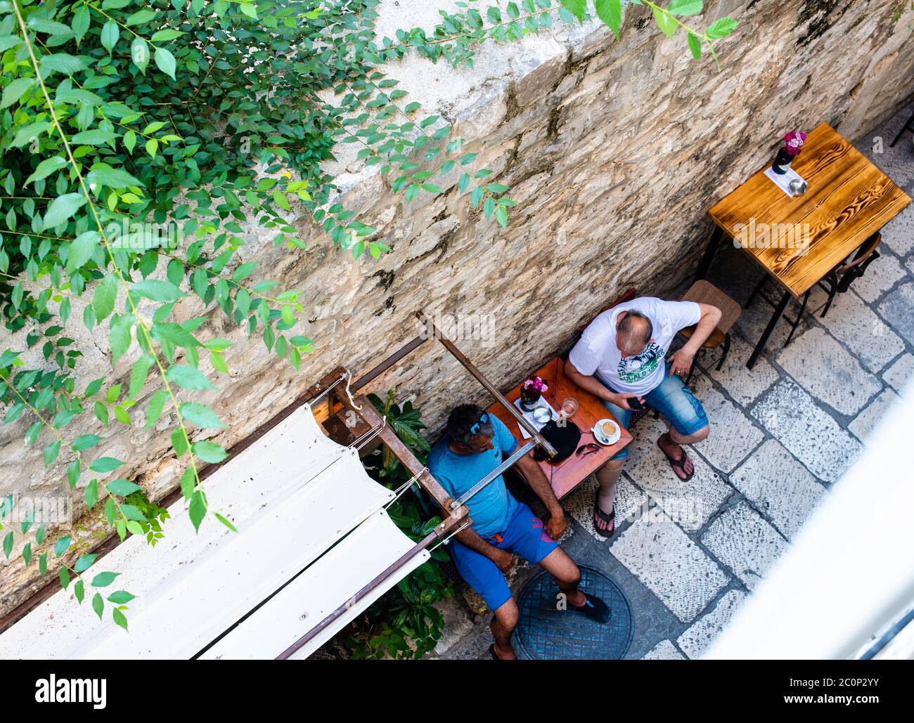 Zwei Männer genießen Kaffee in einem kleinen Café in Split Kroatien, Vogelperspektive Stockfoto