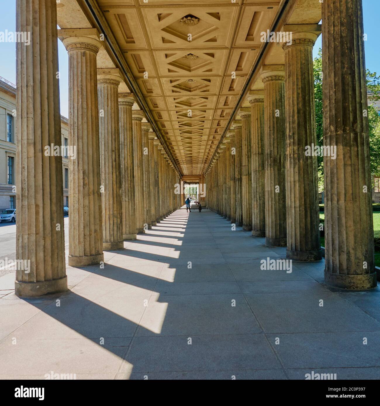 Berlin, 6. Mai 2020: Arkade mit historischen Säulen auf der Museumsinsel Stockfoto