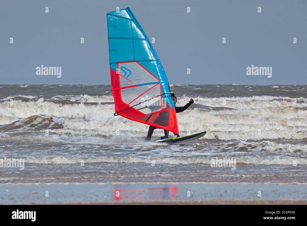 Portobello, Edinburgh, Schottland, Großbritannien. Juni 2020. Ungewöhnlich guter Wind in die richtige Richtung für zwei Windsurfer direkt vor Portobello am Firth of Forth, Wind aus Osten 25km/h mit möglichen Böen von 47 km/h mit hellen Intervallen. Die beiden Jungs Jake und Tom waren seit 5 Uhr morgens an der Ostküste auf der Suche nach den richtigen Bedingungen, dies war die letzte halbe Stunde vor dem Heimweg. Stockfoto