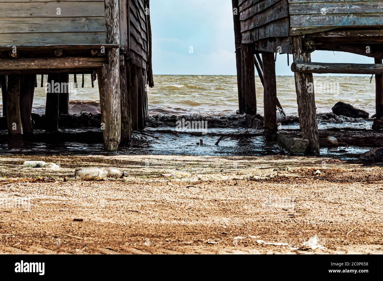 Verschmutzung und Holzkonstruktion an der Küste. Stockfoto