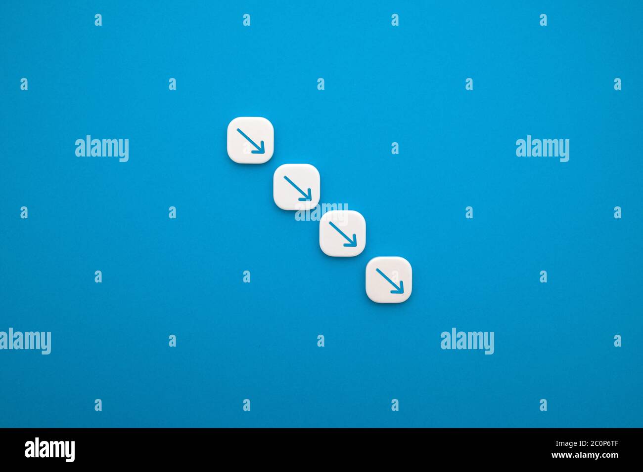 Blauer Pfeilblock, der allmählich vom blauen Hintergrund absteigt Stockfoto