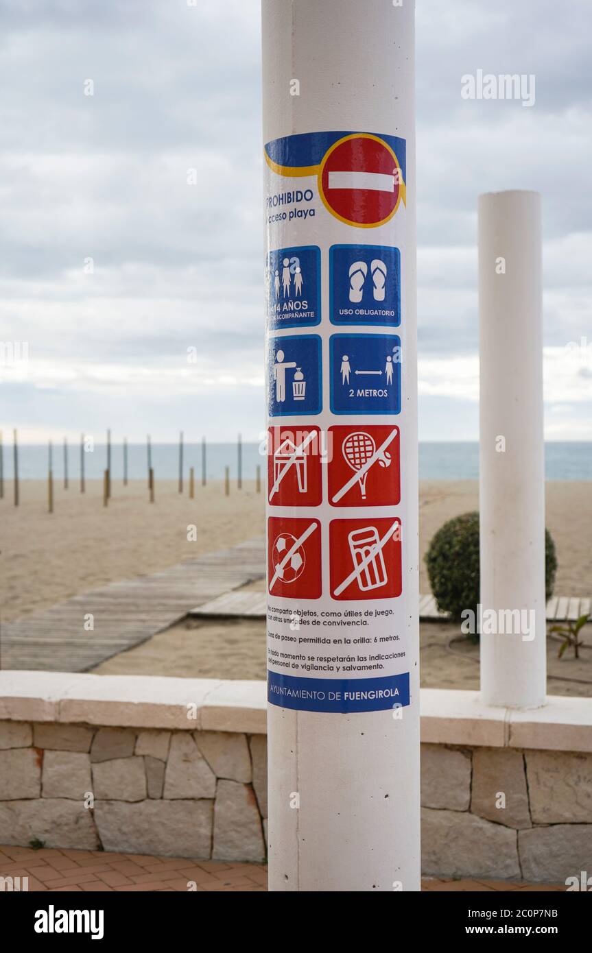 Covid-19 Virus Hinweis am Strand für soziale Distanzierung und andere Einschränkungen, Fuengirola, Costa del sol, Spanien. Stockfoto