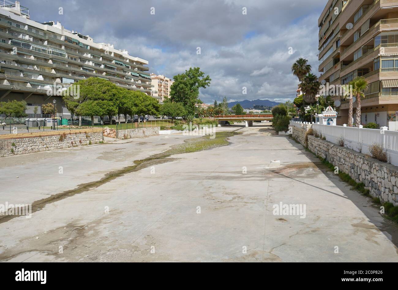 Trockener urbaner Beton Flussbett neben Mittelmeer, Costa del Sol, Fuengirola, Andalusien, Spanien. Stockfoto