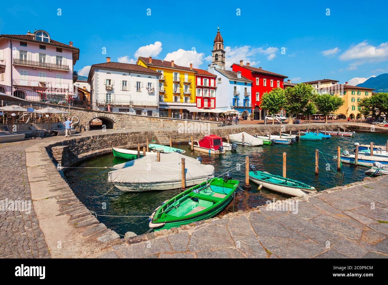 Port, Kirche und bunten Häuser in Ascona Stadt in der Nähe von Locarno im Tessin Kanton der Schweiz Stockfoto