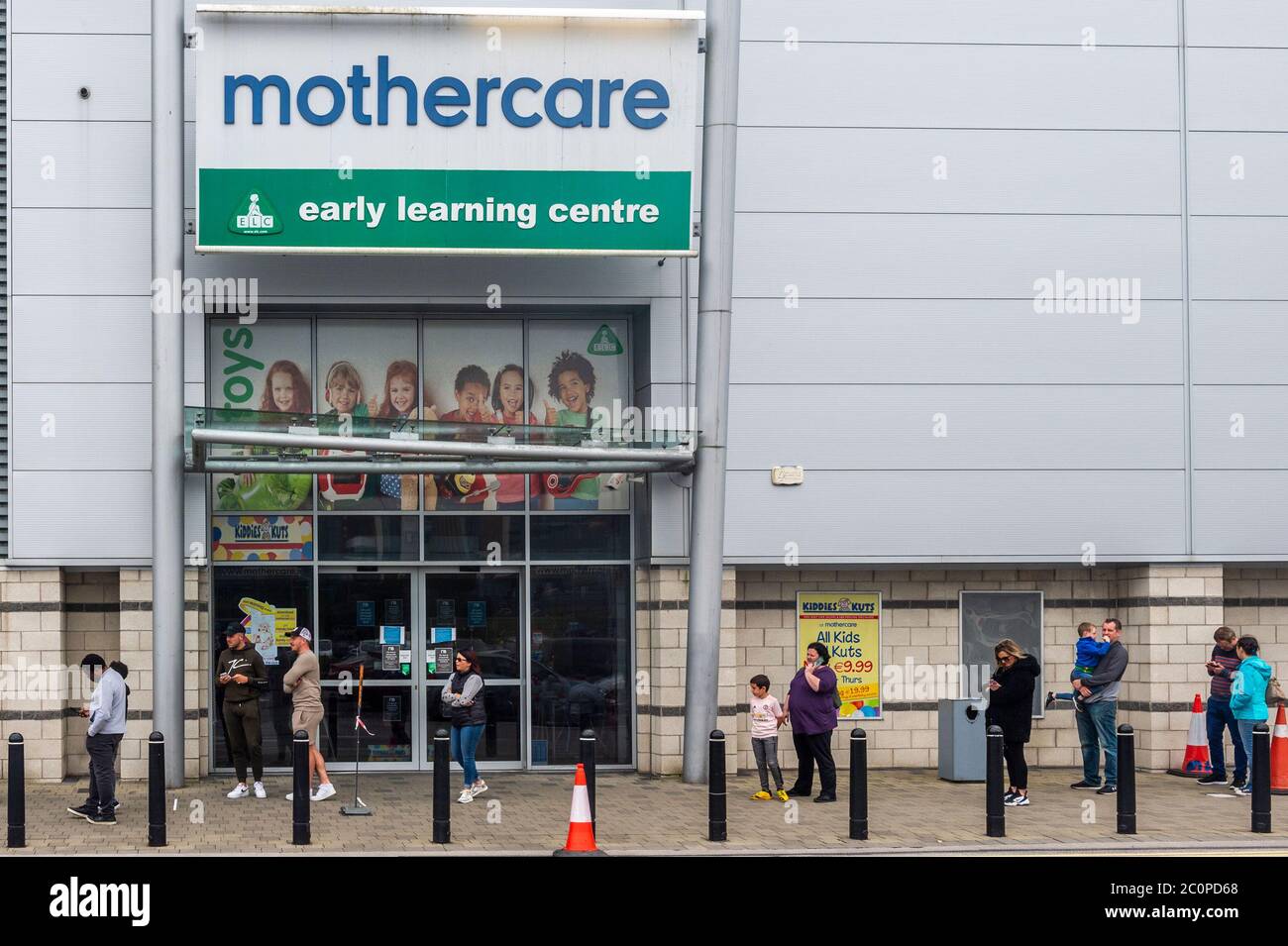 Cork, Irland. Juni 2020. Mothercare Ireland ist in Liquidation gegangen, mit dem Verlust von 197 Arbeitsplätzen. Alle 14 Kinderkleidungsgeschäfte in ganz Irland werden nach der Covid-19-Sperre nicht wieder geöffnet. Mothercare in Mahon Point, Cork, wurde heute geschlossen. Quelle: AG News/Alamy Live News Stockfoto
