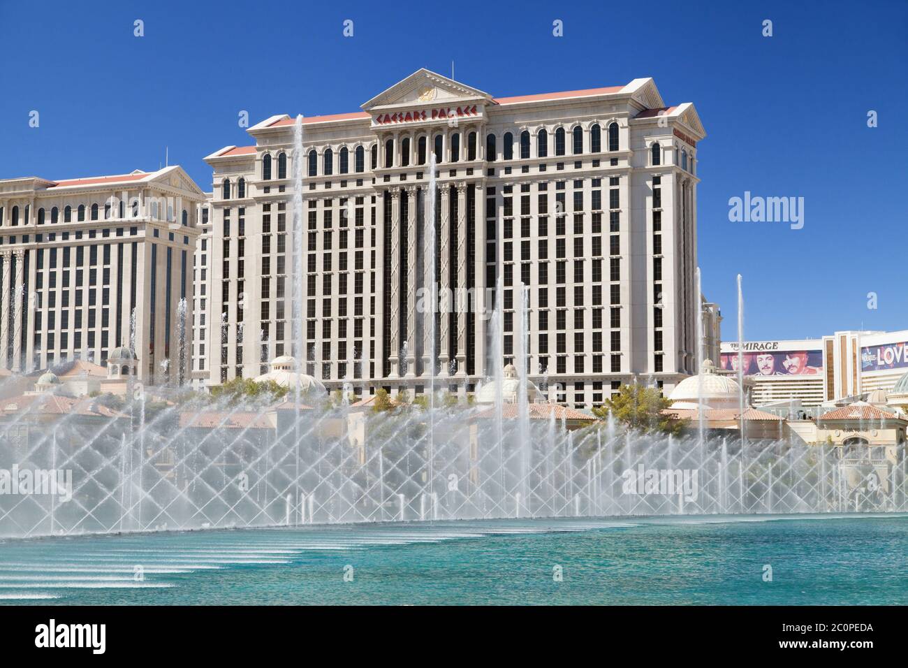 Las Vegas, Nevada - 30. August 2019: Caesars Palace und die Springbrunnen des Bellagio in Las Vegas, Nevada, USA. Stockfoto