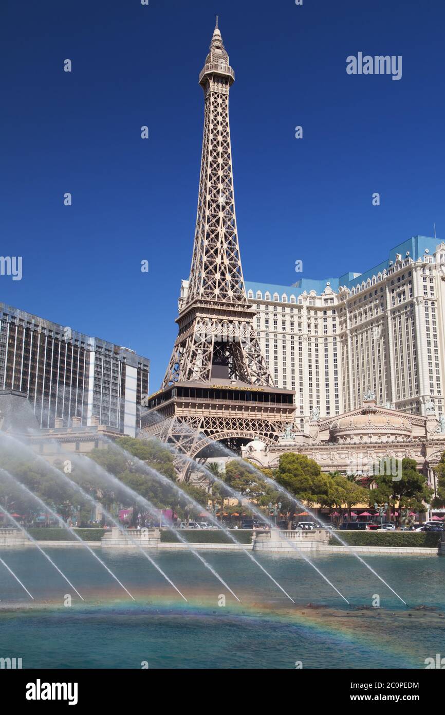 Las Vegas, Nevada - 30. August 2019: Eiffelturm in Paris Las Vegas und die Springbrunnen von Bellagio in Las Vegas, Nevada, USA. Stockfoto