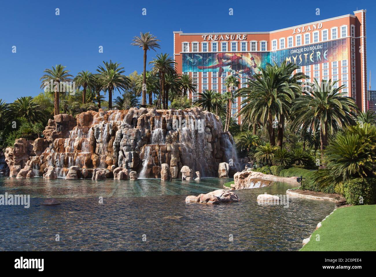 Las Vegas, Nevada - 30. August 2019: Vulkan des Mirage und Schatzinsel in Las Vegas, Nevada, USA. Stockfoto