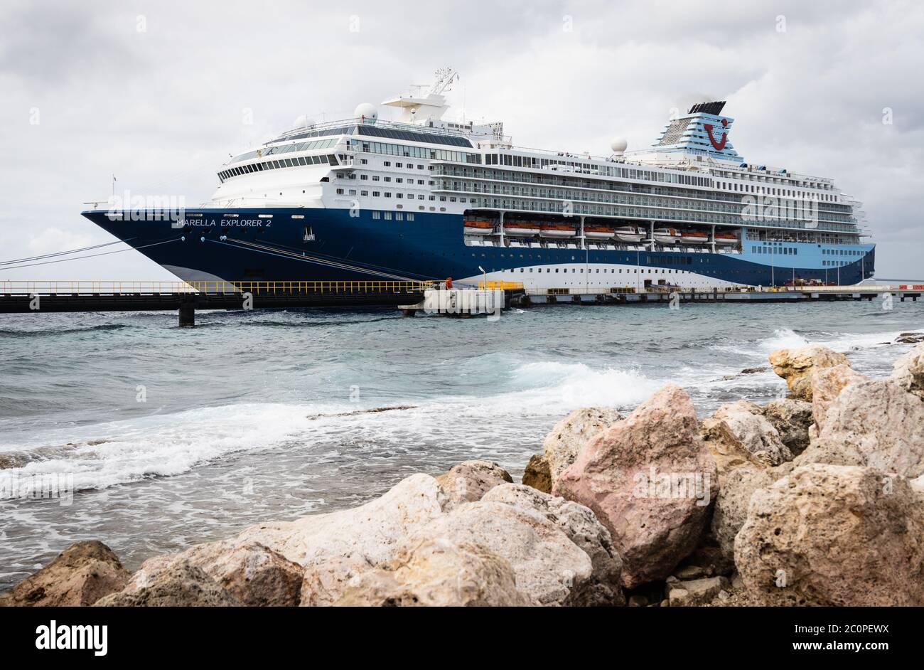 Marella Explorer 2 Kreuzfahrtschiff (Früher Celebrity Century und SkySea Golden Era) in Curacao angedockt Stockfoto