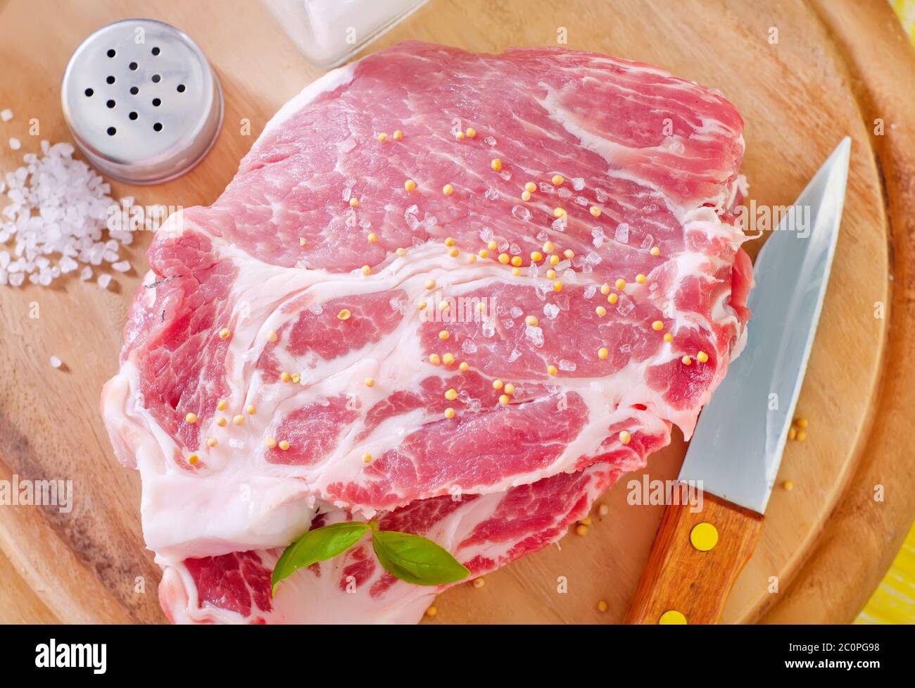 Rohes Fleisch mit Gewürzen Stockfoto