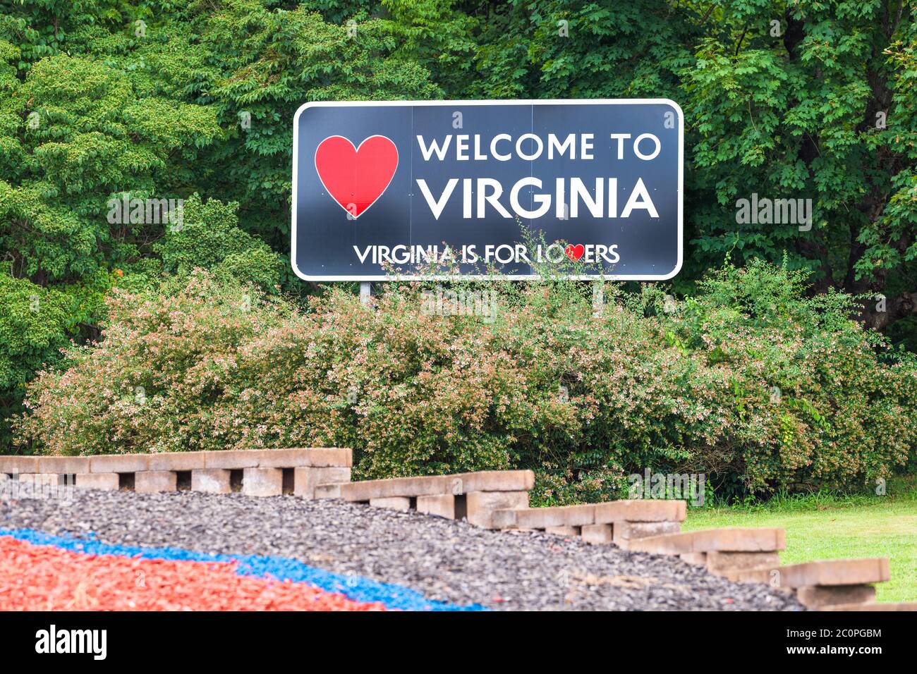 HILLSVILLE, VIRGINIA - 1. AUGUST 2019: Willkommen in Virginia Zeichen entlang der Interstate 77. Stockfoto