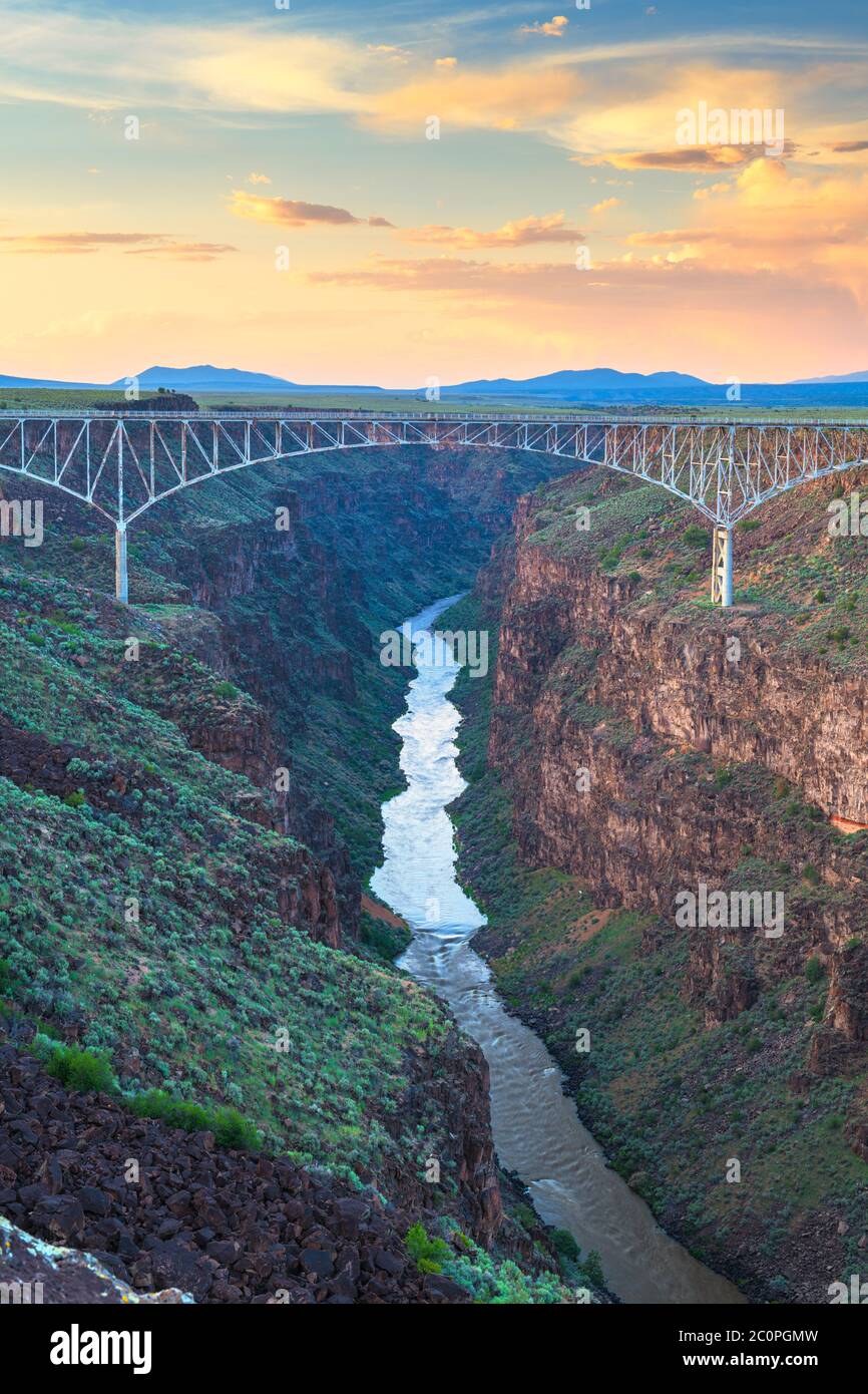 Taos, New Mexico, USA am Rio Grande Schlucht Brücke über den Rio Grande in der Abenddämmerung. Stockfoto