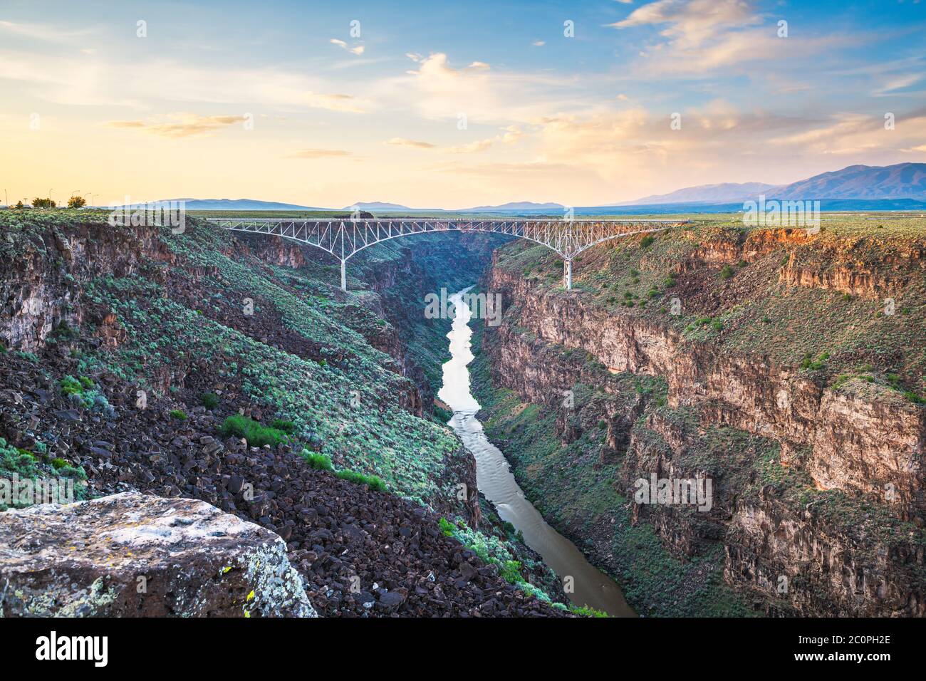 Taos, New Mexico, USA am Rio Grande Schlucht Brücke über den Rio Grande in der Abenddämmerung. Stockfoto