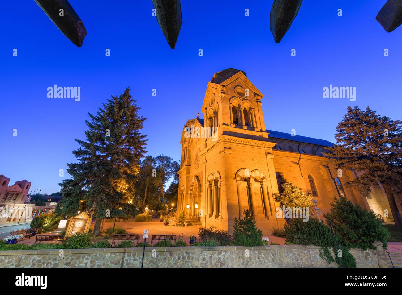 Kathedrale Basilika des heiligen Franziskus von Assisi in Santa Fe, New Mexico, USA in der Dämmerung. Stockfoto