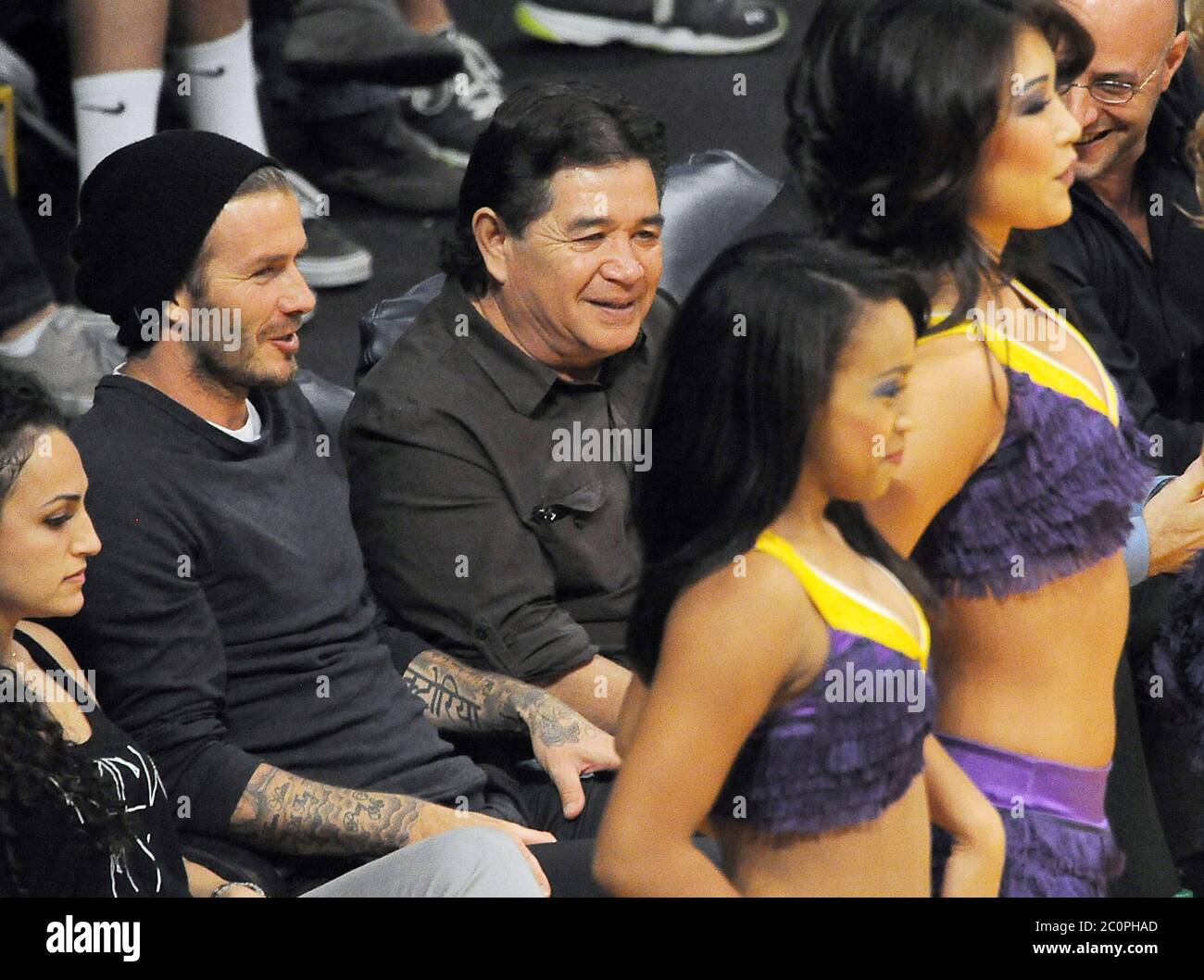 David Beckham beobachtet die LA Lakers gegen Indiana Pacers in der NBA, Staples Center, Los Angeles, Kalifornien mit LA Galaxy Ausrüstung Mann Raul Vargas. 27. November 2012 Stockfoto