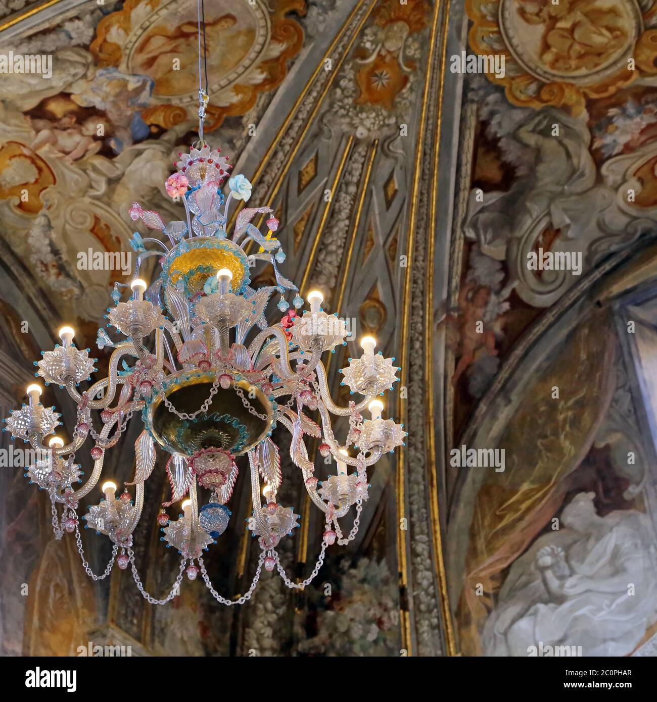 URBINO, ITALIEN - 3. JANUAR 2019: Kristallleuchter im Oratorium Santo Giuseppe oder Oratorium des Hl. Josef Stockfoto