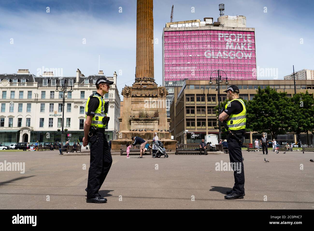 Glasgow, Schottland, Großbritannien. 12. Juni 2020. Polizei patrouilliert George Square im Stadtzentrum, um Vandalismus zu den vielen historischen Statuen zu verhindern, die hier stehen. Nach den jüngsten Demonstrationen der Black Lives Matter in Großbritannien wurden viele Statuen aus der Kolonialzeit von Protestierenden ins Visier genommen. Iain Masterton/Alamy Live News Stockfoto