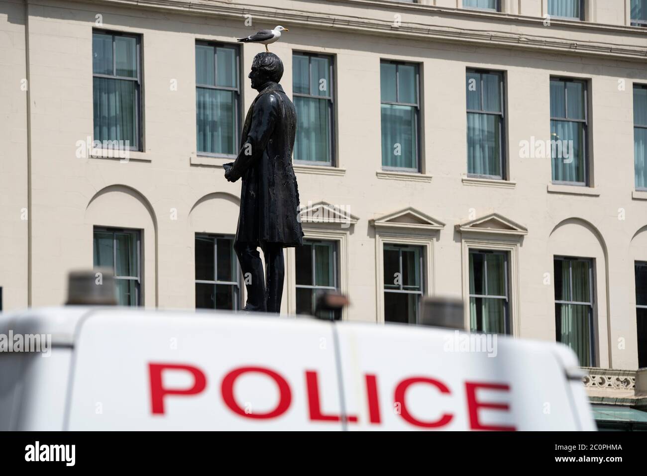 Glasgow, Schottland, Großbritannien. 12. Juni 2020. Polizei patrouilliert George Square im Stadtzentrum, um Vandalismus zu den vielen historischen Statuen zu verhindern, die hier stehen. Nach den jüngsten Demonstrationen der Black Lives Matter in Großbritannien wurden viele Statuen aus der Kolonialzeit von Protestierenden ins Visier genommen. PIC; Robert Peel Statue wird angenommen, dass das Hauptziel sein. Iain Masterton/Alamy Live News Stockfoto