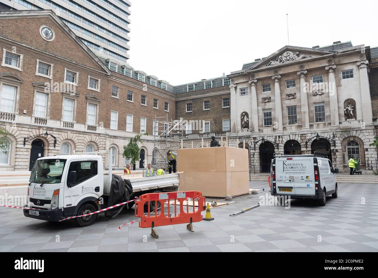 London, Großbritannien. Juni 2020. Arbeiter steigen am 12. Juni 2020 in die Statue von Thomas Guy im Guy's Hospital in London ein. Wichtige Statuen und Denkmäler in London, einschließlich des Cenotaphs in Whitehall, Statuen von Winston Churchill und Nelson Mandela, sollen vor geplanten Black Lives Matter Protesten abgedeckt und geschützt werden, sagte Bürgermeister Sadiq Khan am Freitag. Quelle: Ray Tang/Xinhua/Alamy Live News Stockfoto