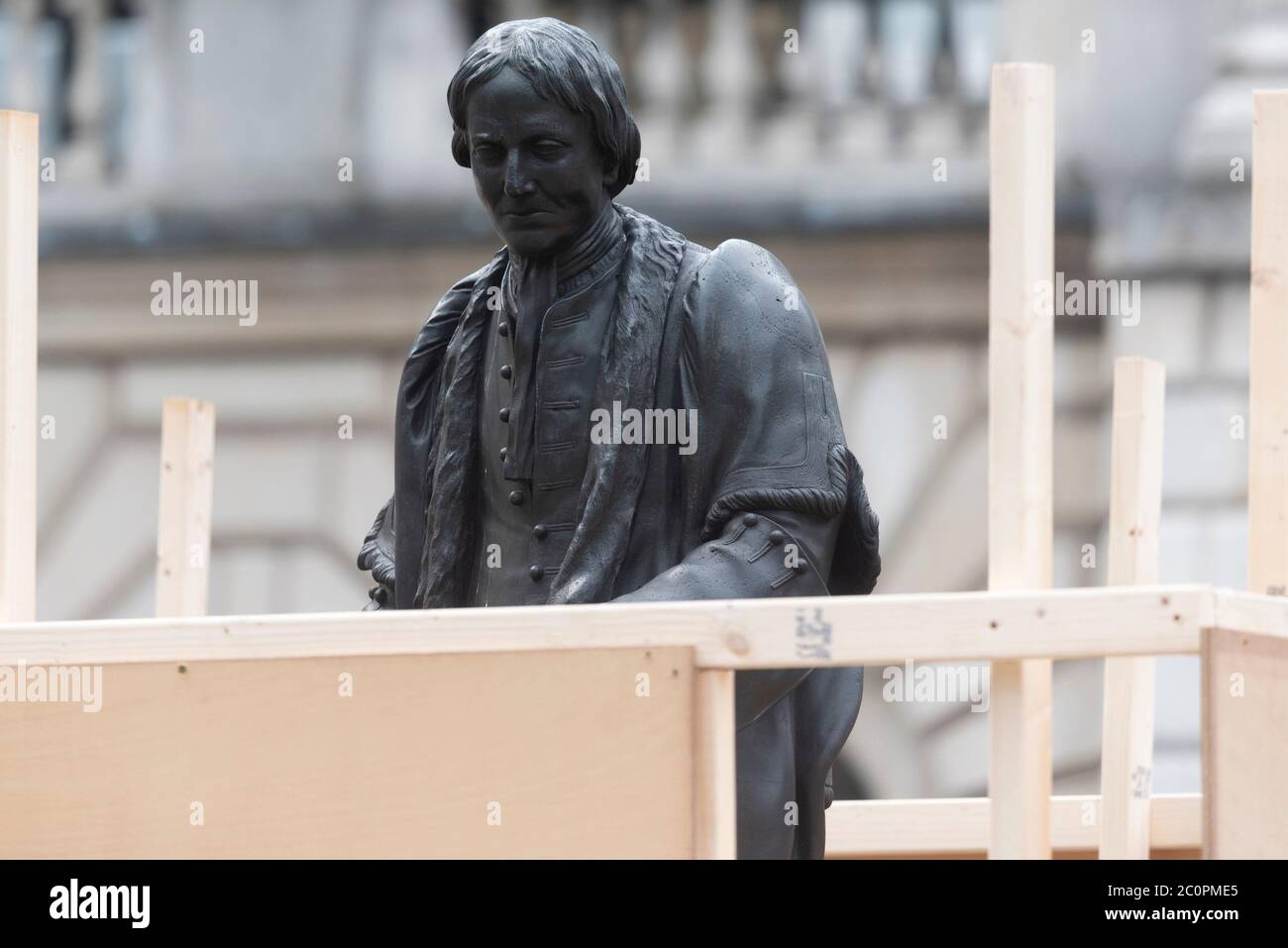 London, Großbritannien. Juni 2020. Die Statue von Thomas Guy ist am 12. Juni 2020 im Guy's Hospital in London, Großbritannien, zu sehen. Wichtige Statuen und Denkmäler in London, einschließlich des Cenotaphs in Whitehall, Statuen von Winston Churchill und Nelson Mandela, sollen vor geplanten Black Lives Matter Protesten abgedeckt und geschützt werden, sagte Bürgermeister Sadiq Khan am Freitag. Quelle: Ray Tang/Xinhua/Alamy Live News Stockfoto