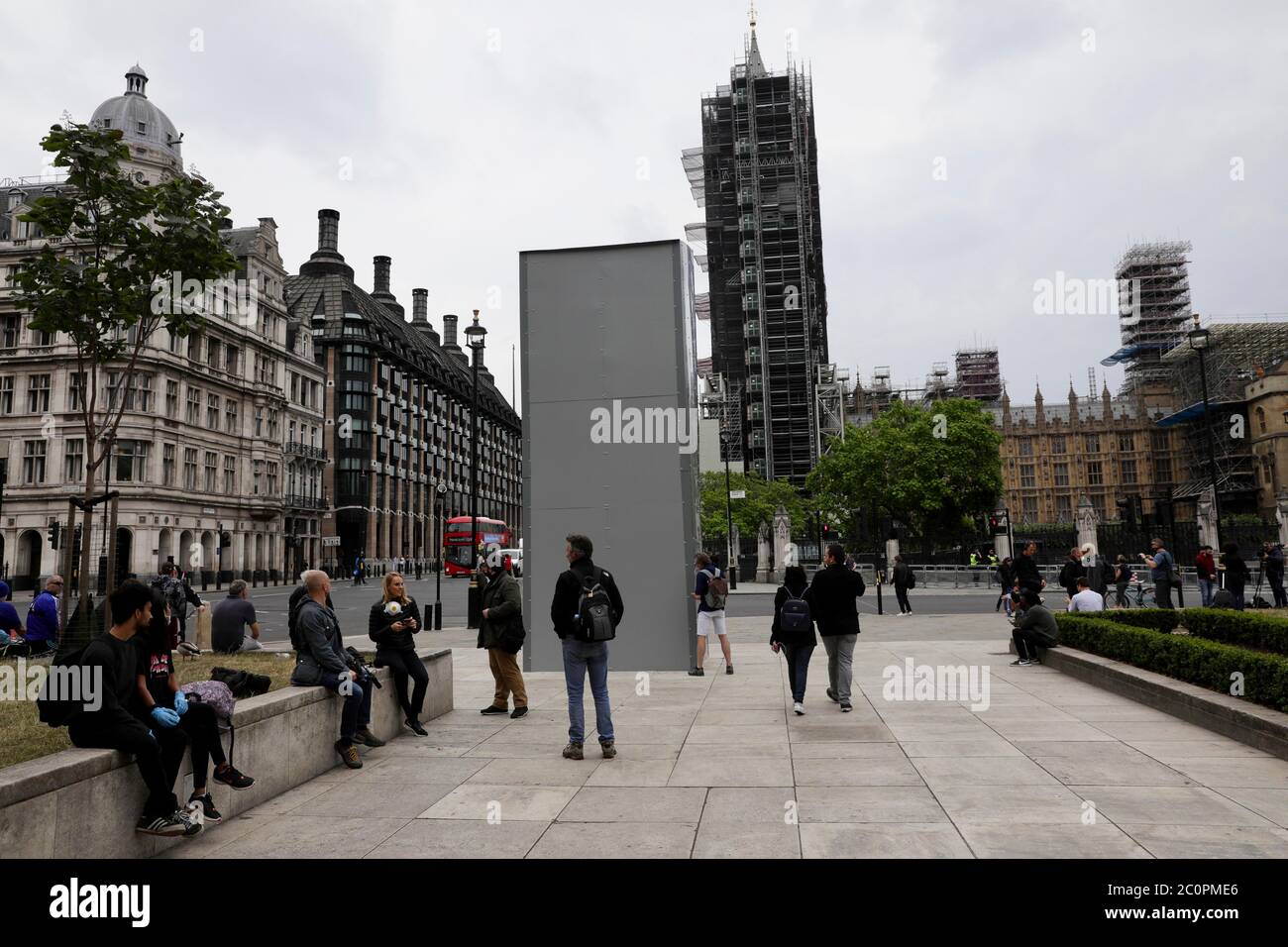 London, Großbritannien. Juni 2020. Um die Statue von Winston Churchill in London, Großbritannien, wurde am 12. Juni 2020 eine Schutzhülle angebracht. Wichtige Statuen und Denkmäler in London, einschließlich des Cenotaphs in Whitehall, Statuen von Winston Churchill und Nelson Mandela, sollen vor geplanten Black Lives Matter Protesten abgedeckt und geschützt werden, sagte Bürgermeister Sadiq Khan am Freitag. Quelle: Tim Ireland/Xinhua/Alamy Live News Stockfoto