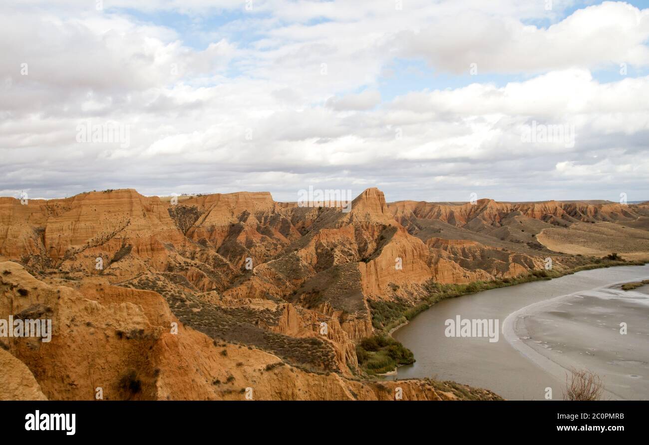 Sedimentgesteinsformationen und Flusslandschaft des Tejo in Barrancas de Castrejón y Calaña, auch kwnon als Barranchas de Burujón, in Toledo, Spanien Stockfoto