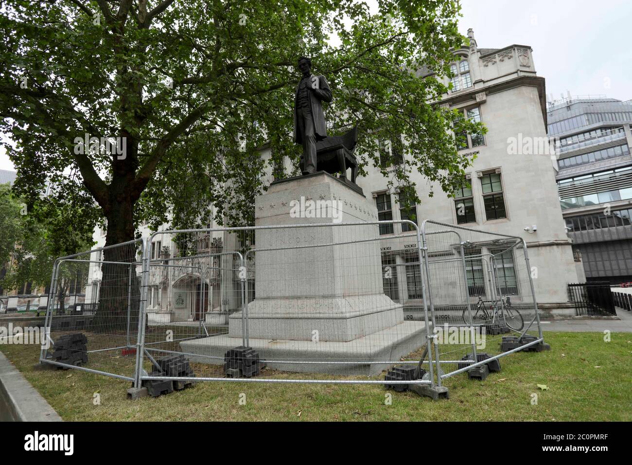 London, Großbritannien. Juni 2020. Um die Statue von Abraham Lincoln in London, Großbritannien, wurden am 12. Juni 2020 Zäune angebracht. Wichtige Statuen und Denkmäler in London, einschließlich des Cenotaphs in Whitehall, Statuen von Winston Churchill und Nelson Mandela, sollen vor geplanten Black Lives Matter Protesten abgedeckt und geschützt werden, sagte Bürgermeister Sadiq Khan am Freitag. Quelle: Tim Ireland/Xinhua/Alamy Live News Stockfoto