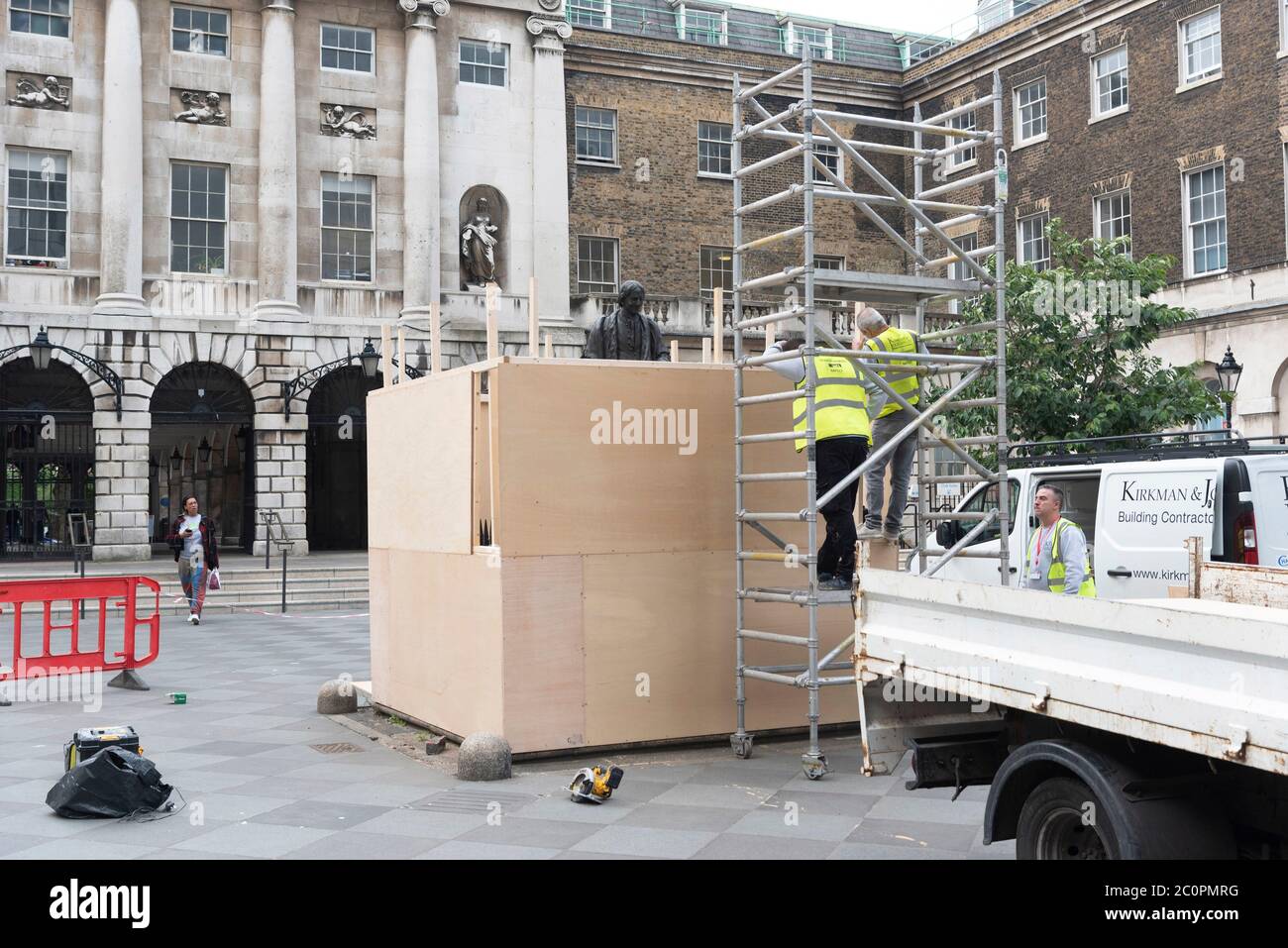 London, Großbritannien. Juni 2020. Arbeiter steigen am 12. Juni 2020 in die Statue von Thomas Guy im Guy's Hospital in London ein. Wichtige Statuen und Denkmäler in London, einschließlich des Cenotaphs in Whitehall, Statuen von Winston Churchill und Nelson Mandela, sollen vor geplanten Black Lives Matter Protesten abgedeckt und geschützt werden, sagte Bürgermeister Sadiq Khan am Freitag. Quelle: Ray Tang/Xinhua/Alamy Live News Stockfoto