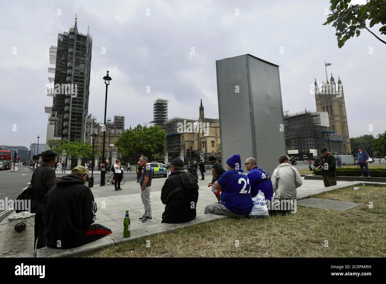 London, Großbritannien. Juni 2020. Um die Statue von Winston Churchill in London, Großbritannien, wurde am 12. Juni 2020 eine Schutzhülle angebracht. Wichtige Statuen und Denkmäler in London, einschließlich des Cenotaphs in Whitehall, Statuen von Winston Churchill und Nelson Mandela, sollen vor geplanten Black Lives Matter Protesten abgedeckt und geschützt werden, sagte Bürgermeister Sadiq Khan am Freitag. Quelle: Tim Ireland/Xinhua/Alamy Live News Stockfoto