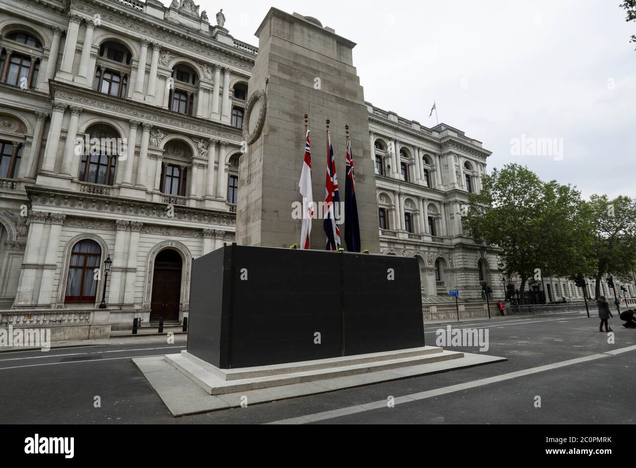 London, Großbritannien. Juni 2020. Das Foto vom 12. Juni 2020 zeigt eine Schutzabdeckung, die am Boden des Cenotaph in London, Großbritannien, angebracht ist. Wichtige Statuen und Denkmäler in London, einschließlich des Cenotaphs in Whitehall, Statuen von Winston Churchill und Nelson Mandela, sollen vor geplanten Black Lives Matter Protesten abgedeckt und geschützt werden, sagte Bürgermeister Sadiq Khan am Freitag. Quelle: Tim Ireland/Xinhua/Alamy Live News Stockfoto