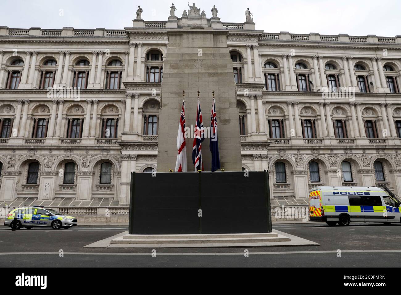 London, Großbritannien. Juni 2020. Das Foto vom 12. Juni 2020 zeigt eine Schutzabdeckung, die am Boden des Cenotaph in London, Großbritannien, angebracht ist. Wichtige Statuen und Denkmäler in London, einschließlich des Cenotaphs in Whitehall, Statuen von Winston Churchill und Nelson Mandela, sollen vor geplanten Black Lives Matter Protesten abgedeckt und geschützt werden, sagte Bürgermeister Sadiq Khan am Freitag. Quelle: Tim Ireland/Xinhua/Alamy Live News Stockfoto