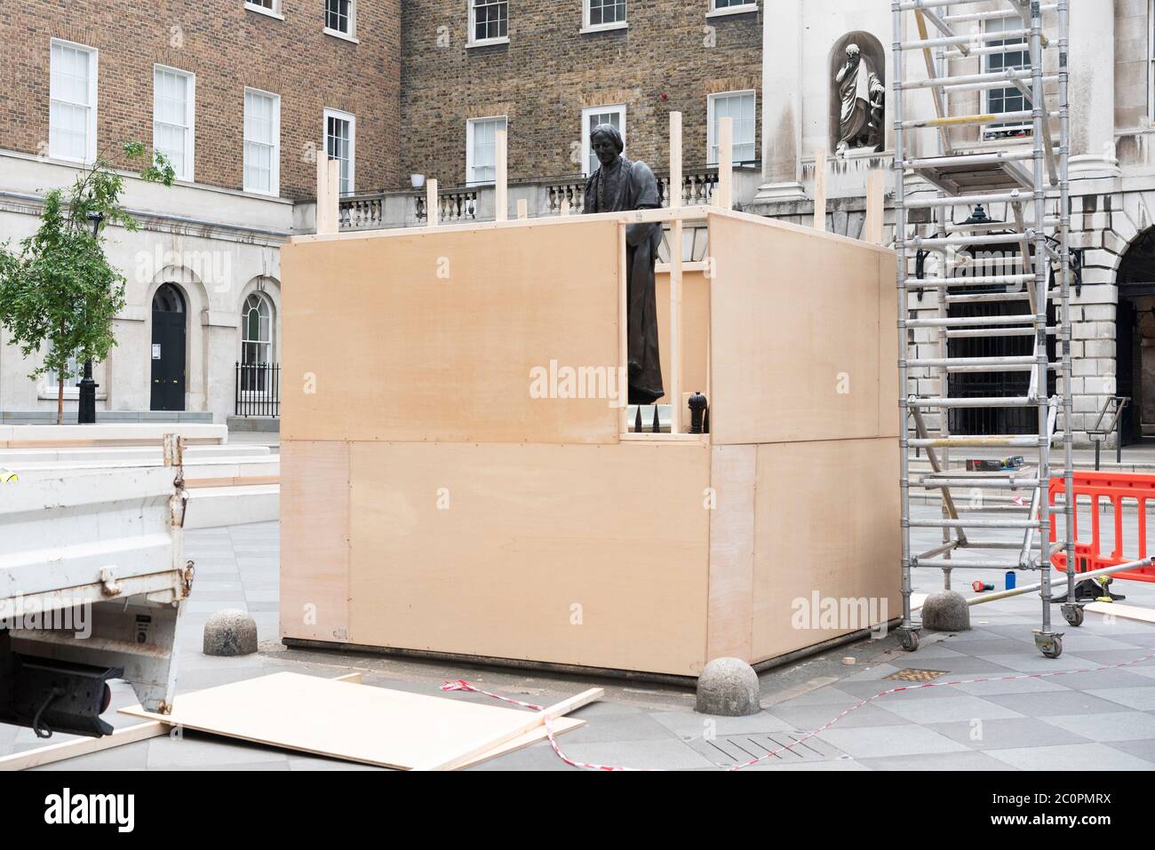 London, Großbritannien. Juni 2020. Die Statue von Thomas Guy ist am 12. Juni 2020 im Guy's Hospital in London, Großbritannien, zu sehen. Wichtige Statuen und Denkmäler in London, einschließlich des Cenotaphs in Whitehall, Statuen von Winston Churchill und Nelson Mandela, sollen vor geplanten Black Lives Matter Protesten abgedeckt und geschützt werden, sagte Bürgermeister Sadiq Khan am Freitag. Quelle: Ray Tang/Xinhua/Alamy Live News Stockfoto