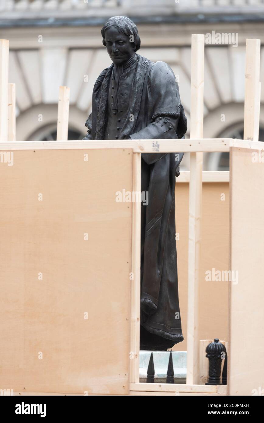 London, Großbritannien. Juni 2020. Die Statue von Thomas Guy ist am 12. Juni 2020 im Guy's Hospital in London, Großbritannien, zu sehen. Wichtige Statuen und Denkmäler in London, einschließlich des Cenotaphs in Whitehall, Statuen von Winston Churchill und Nelson Mandela, sollen vor geplanten Black Lives Matter Protesten abgedeckt und geschützt werden, sagte Bürgermeister Sadiq Khan am Freitag. Quelle: Ray Tang/Xinhua/Alamy Live News Stockfoto