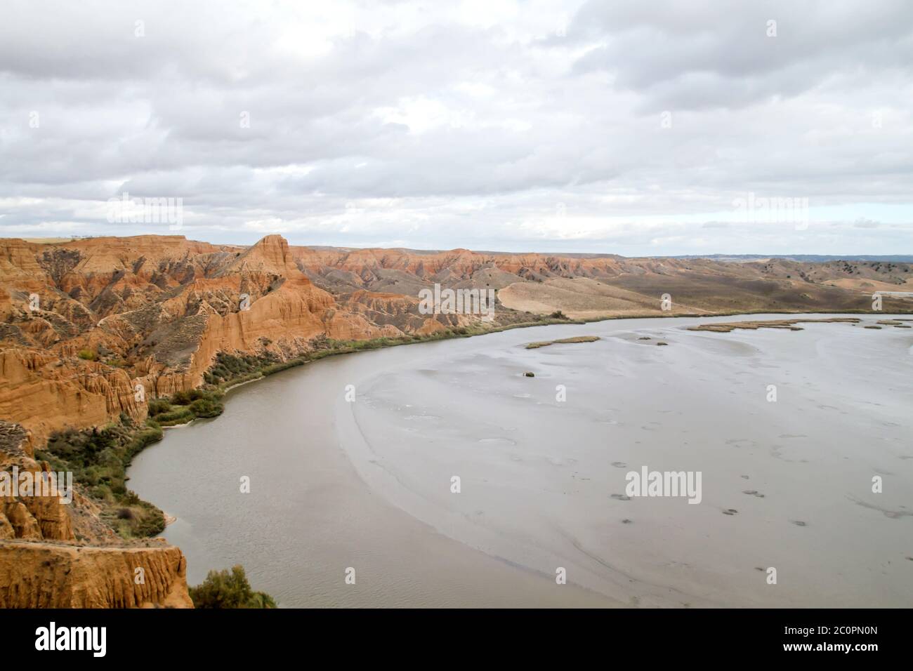 Sedimentgesteinsformationen und Flusslandschaft des Tejo in Barrancas de Castrejón y Calaña, auch kwnon als Barranchas de Burujón, in Toledo, Spanien Stockfoto