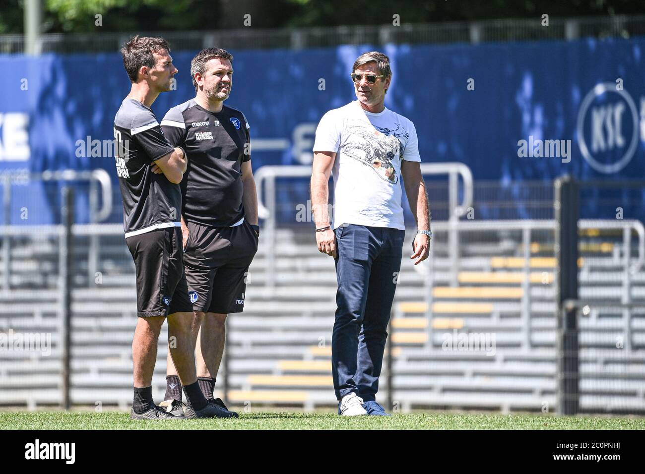 Im Gespräch: Trainer Christian Eichner (KSC), Co-Trainer Zlatan Bajramovic (KSC), Sportdirektor Oliver Kreuzer (KSC) / Links nach rechts GES / Fußball / 2. Bundesliga: Karlsruher SC - Training, 06/12/2020 Fußball / Fußball: 2 Bundesliga: KSC Training Session, Karlsruhe, 12. Juni 2020 weltweit im Einsatz Stockfoto