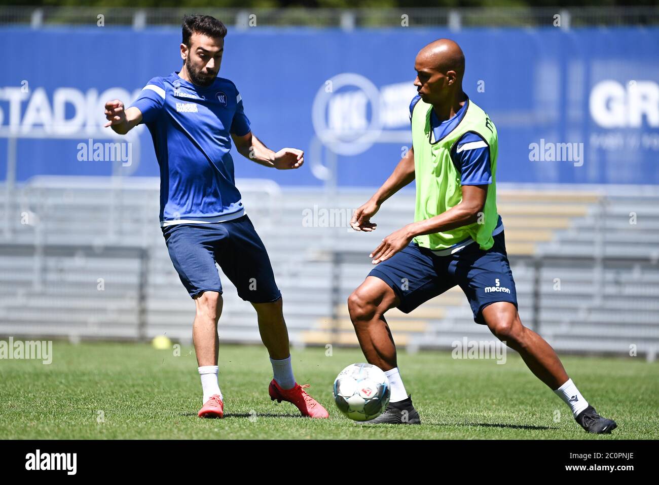 Burak Camoglu (KSC) / l. gegen David Pisot (KSC). GES / Fußball / 2. Bundesliga: Karlsruher SC - Training, 12. Juni 2020 Fußball / Fußball: 2. Bundesliga: KSC Training Session, Karlsruhe, 12. Juni 2020 - weltweite Nutzung Stockfoto