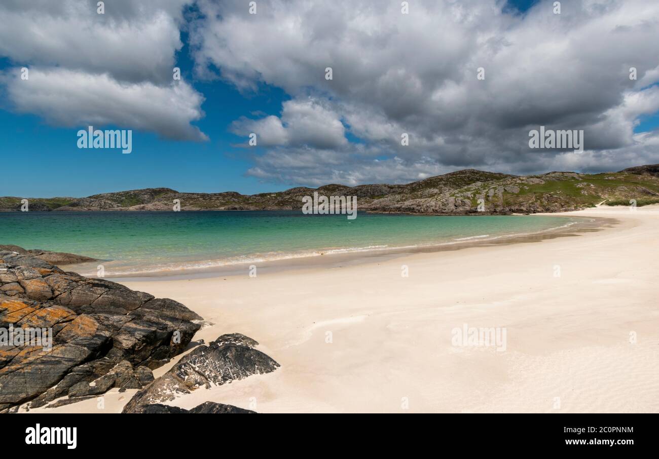 ACHMELVICH BAY UND STRAND SUTHERLAND HIGHLANDS SCHOTTLAND EIN BLAUER HIMMEL WEISSER SAND UND DIE FARBEN DES MEERES Stockfoto